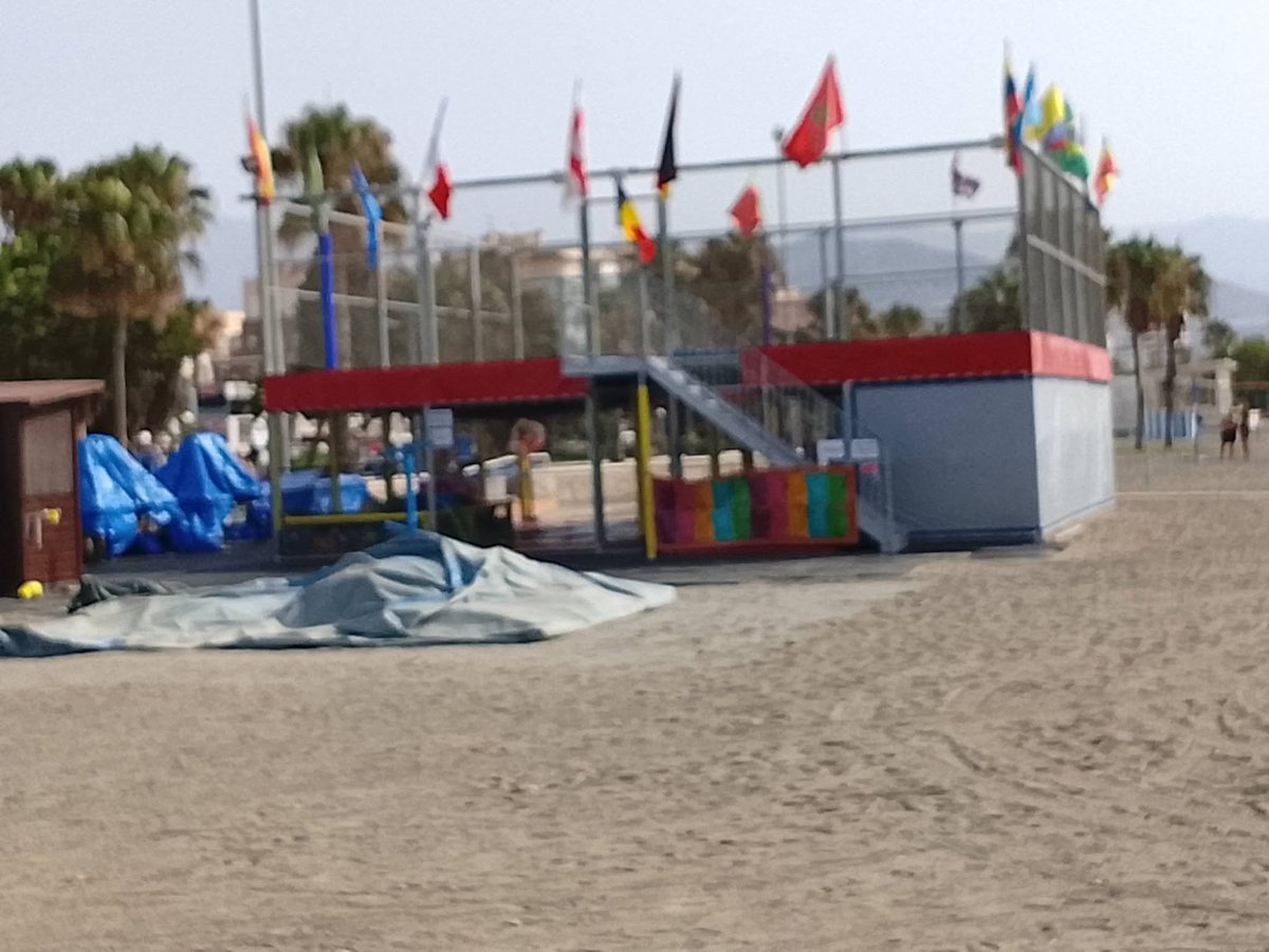 elmarengoo's tweet photo. Para que los niños jueguen  y den salto  #torredelmar (Málaga) https://t.co/bQrLxx23Ux