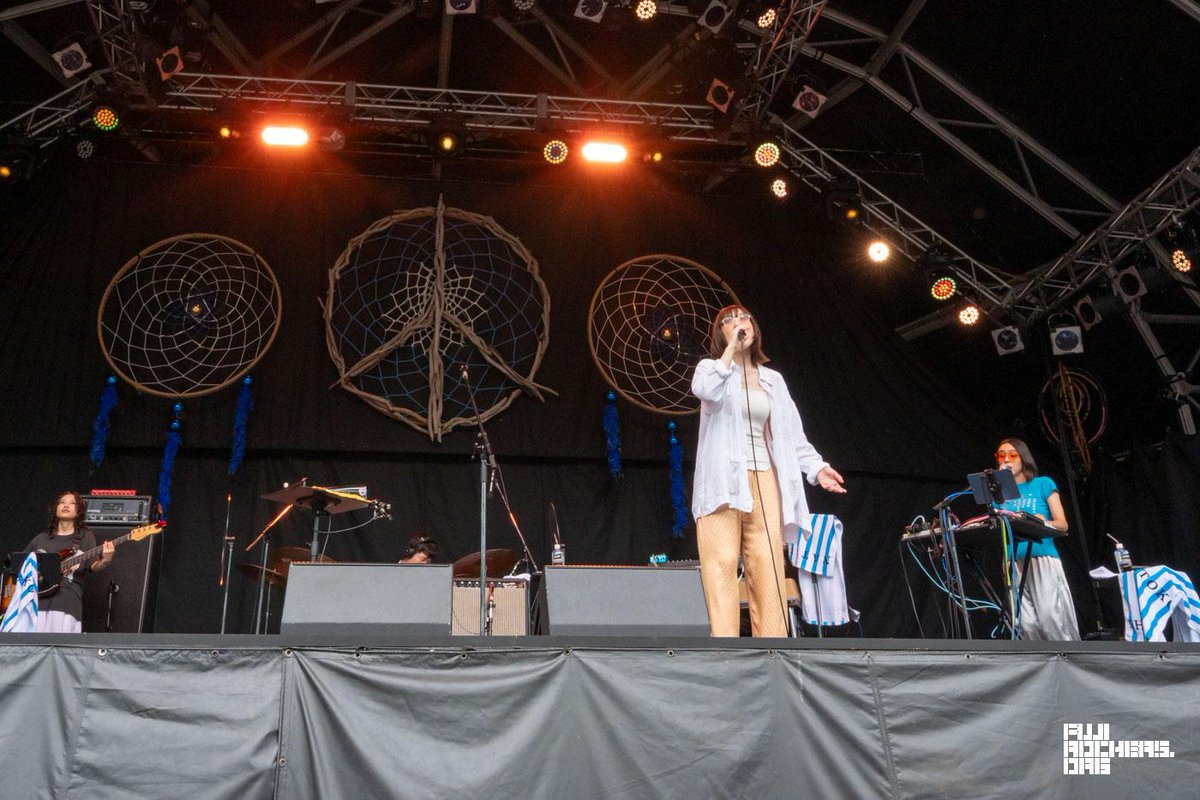 fujirockers_org's tweet photo. 【LIVE REPORT】柴田聡子 (BAND SET)

DAY2📍FIELD OF HEAVEN

Photo by 平川啓子
Text by 阿部仁知

雨粒とも戯れるように

ライヴレポートはこちら
https://t.co/3kdHHzlUxI

#fujirock #フジロック https://t.co/kvABuTZthU