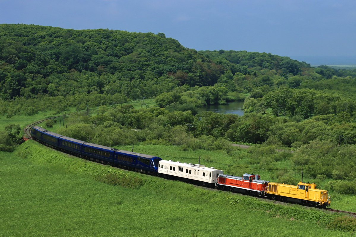 kuha381_108's tweet photo. 2026/07/21
DE15×2+マニ50+2100系5B
THE ROYAL EXPRESS試運転

美しい緑の中を行く黄+赤重連のロイヤルエクスプレス。カラフル組成が釧路湿原を走るのは久しぶりですね。 https://t.co/WVtEhWH0mq
