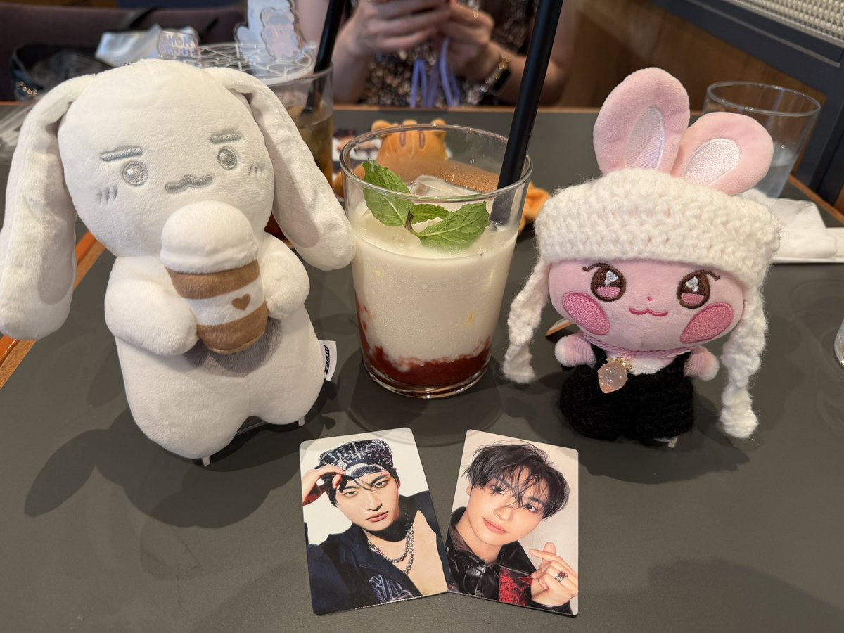 daisou43's tweet photo. 初のショケ終わって
やっと一息☕️
あーーなんか、緊張して
疲れた笑笑
ソンファさんめっちゃかっこよかった！！
10列目近かった
隣の席の可愛い女の子(サンファペン)が
話しかけてくれて
楽しかった♡
初対面なのに
ソンファさんが近く来た時
無意識に腕を掴んじゃった💦
X聞いたら良かったなぁ https://t.co/hNKmt17Sbj