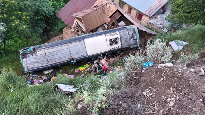 PulseParallax's tweet photo. 39 Amarnath pilgrims just got rushed to the hospital after their bus skidded off a mountain road in Ganderbal. Every single year, we treat these yatras like extreme adventure sports where surviving the journey is part of the package. 

A speeding bus completely lost control on a sharp curve and literally crashed into a house. It is an absolute miracle they didn't fall straight into the Sindh river.