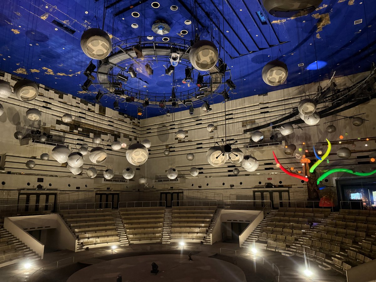 expo70park_jp's tweet photo. EXPO'70パビリオンにある「スペースシアター」。

1970年の大阪万博当時、最新技術が集結した音響システムが導入され、1,008個ものスピーカーから流れる音楽とレーザー光線によるショーが人気を集めました✨

現在はガラス越しに、当時を彷彿とさせるダイナミックな演出を楽しめます🔥

光と音が重な���合う演出は迫力満点。
気づけばその世界に引き込まれ、見終えた後は不思議な余韻を感じられるかもしれません👀

ぜひ現地で、幻想的な世界を体感してみてください🌌

#万博記念公園