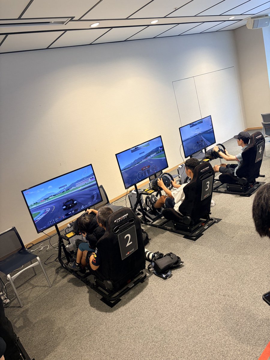Hirokiohtsu's tweet photo. 仁嶺の応援に富士へ！

ヘアピンからBコーナー消えて行く速度が速すぎて驚きました笑

スクール同期の仁嶺がF1に乗ってる姿に感激です🔥

STRASSEのモノコックを発見💡
子供達に大人気でした！

#F1jp https://t.co/uomVtPdBhc