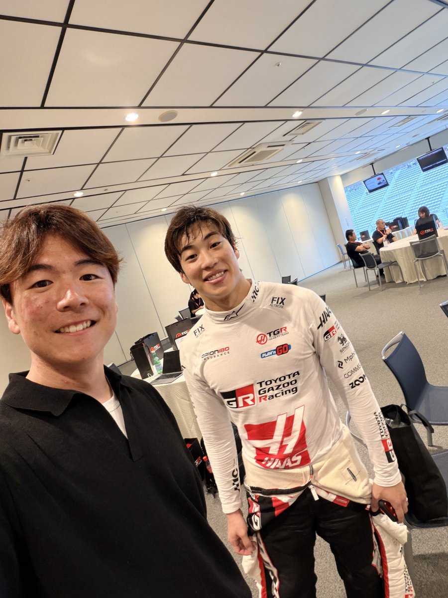 Hirokiohtsu's tweet photo. 仁嶺の応援に富士へ！

ヘアピンからBコーナー消えて行く速度が速すぎて驚きました笑

スクール同期の仁嶺がF1に乗ってる姿に感激です🔥

STRASSEのモノコックを発見💡
子供達に大人気でした！

#F1jp https://t.co/uomVtPdBhc