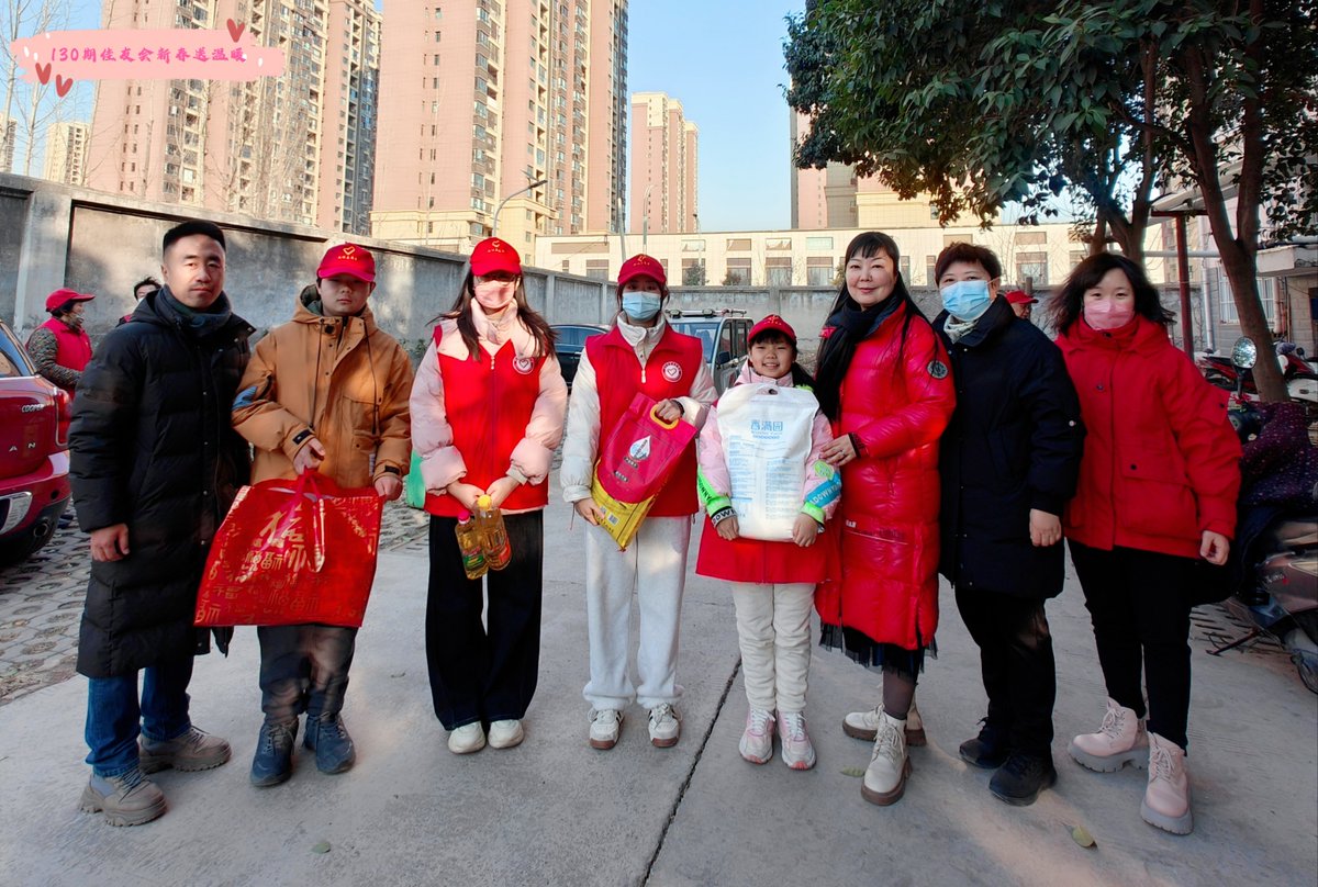 ShastaBugna's tweet photo. 周末在社区核酸点当志愿者，帮老人扫登记码、维持秩序，虽然站了一下午，但看到大家顺利采样时的笑，就觉得超有意义～ https://t.co/rfBhewVZi0