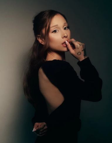 AboutMusicYT's tweet photo. Ariana Grande has officially released her highly anticipated album, petal. Rate it from 1 to 10. https://t.co/ADohptdl3I