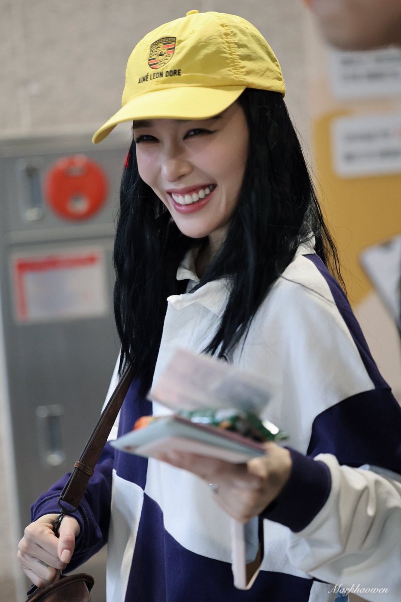 fanysource's tweet photo. just tiffany and her precious smile. thats it. https://t.co/72t2EVPun7