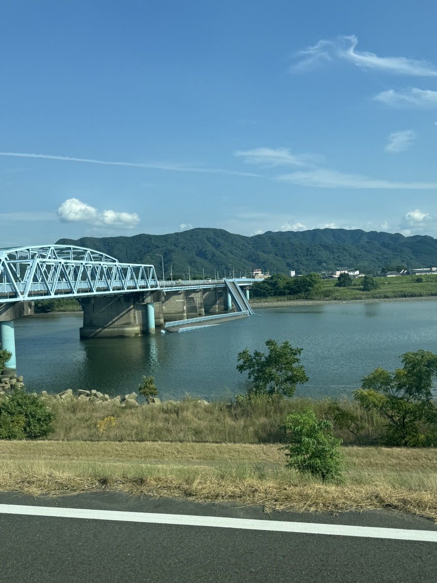 ike1231231's tweet photo. 橋が崩落。
#地震
#熊本 https://t.co/eFHBdniWAV