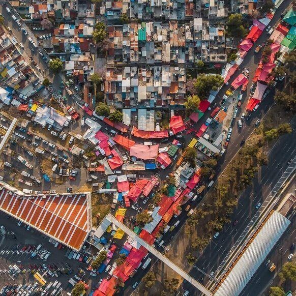 sopitas's tweet photo. ¡El alma del comercio chilango está en sus tianguis! 🛒🌮 Desde el gigante de San Felipe de Jesús en la Gustavo A. Madero (el más grande de Latinoamérica con sus 7 km) hasta la cuna de la paca en El Salado, los mercados sobre ruedas son puro color, gastronomía y cháchara. https://t.co/yvvUTJxPhC