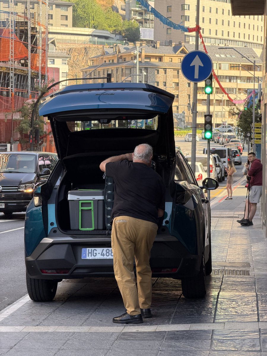 And_Denuncia's tweet photo. La desaparició de la zona de càrrega i descàrrega de l’Hotel Príncep està generant una conseqüència previsible. Els clients descarreguen l’equipatge ocupant completament la voravia.

Era una situació prevista en el projecte? @Mobilitat_AND @forny_ https://t.co/3svKX7ZT4X