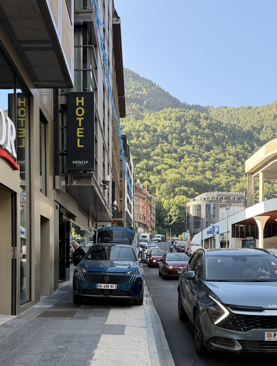 And_Denuncia's tweet photo. La desaparició de la zona de càrrega i descàrrega de l’Hotel Príncep està generant una conseqüència previsible. Els clients descarreguen l’equipatge ocupant completament la voravia.

Era una situació prevista en el projecte? @Mobilitat_AND @forny_ https://t.co/3svKX7ZT4X