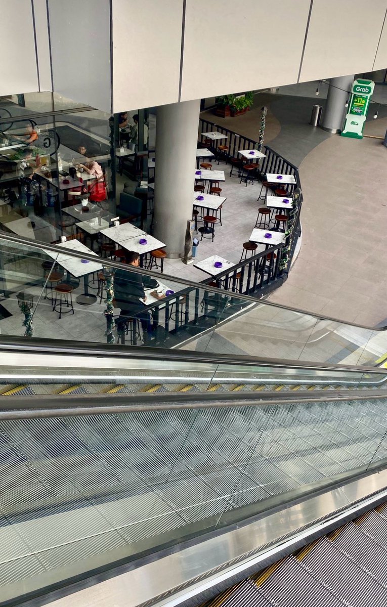 supervisorfloor's tweet photo. Capek antri bensin, di luar kena kabut asap, istirahat ke Gaia mall dulu deh, pontianak kenapa begini 😓 https://t.co/Uz28WTERXk