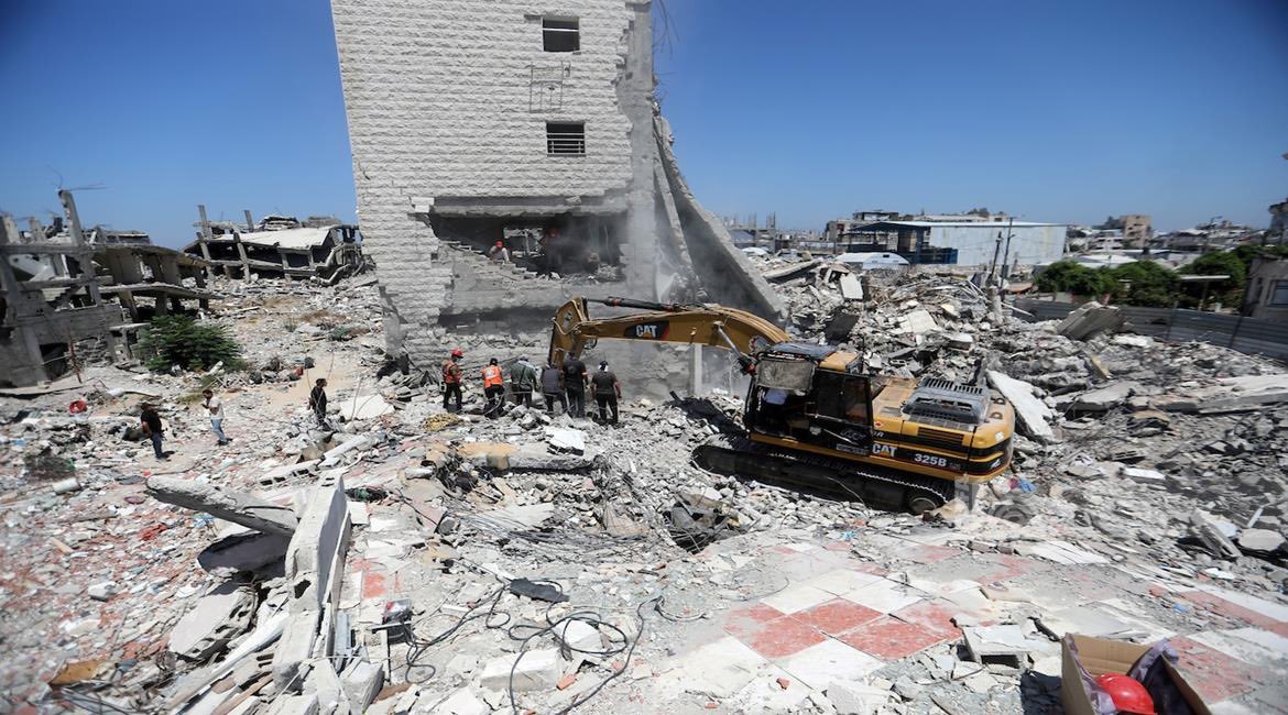 MustafaBarghou1's tweet photo. Recovery teams recovered the remains of 99 Palestinians from beneath the rubble of a home in Gaza City's Sabra neighborhood, while around 8,000 Palestinians are still believed to be trapped under the rubble across the Gaza Strip due to ongoing destruction and limited rescue resources.