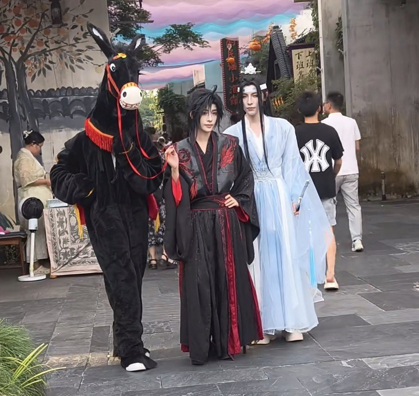 noorekudi's tweet photo. Why would you cosplay little apple like this😭😭 https://t.co/stvcAcB2bo