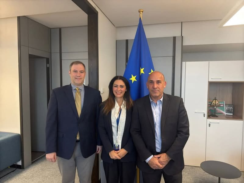 Lukadiarde's tweet photo. chissà se è peggio un allenatore che stringe rapporti commerciali con una società di scommesse o una vice presidente del parlamento europeo che posa sorridente con chi compie un genocidio? https://t.co/JH3vmUarQU