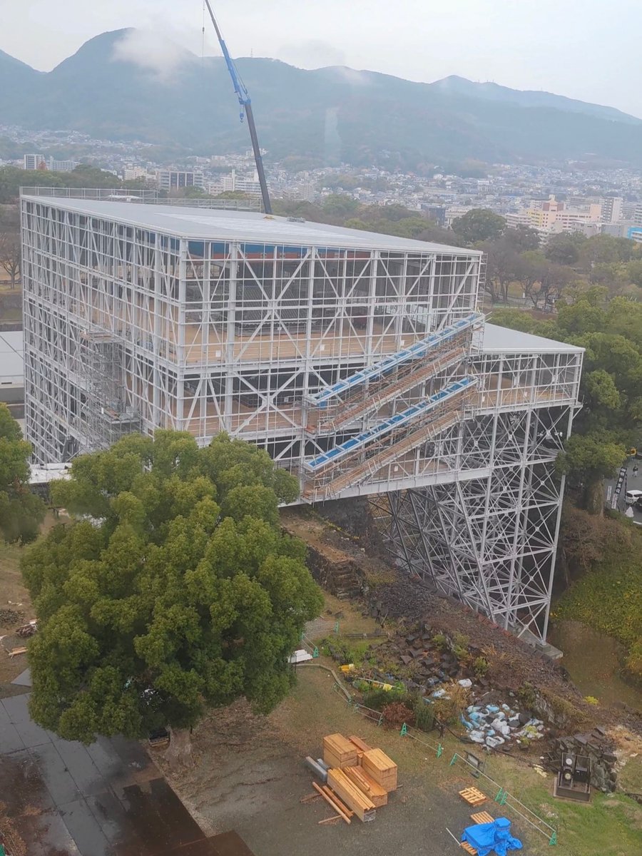 JaponEamigos's tweet photo. Registrado un nuevo seísmo en #Kumamoto. Cabe recordar el precedente de 2016, cuando su emblemático castillo sufrió graves daños estructurales dando paso a un histórico proceso de reconstrucción.
Deseando fuertemente que no haya heridos 
​Así lucían los trabajos: 🏯👇 https://t.co/Sw2wTebzs0