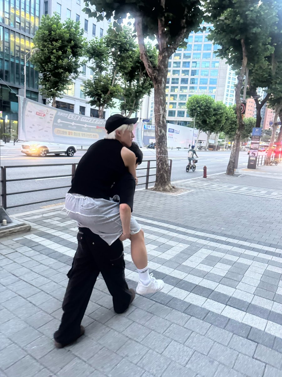 82zzang12's tweet photo. 진짜개더워서닿기도싫은날씨에대낮부터뭐하는짓 https://t.co/1uRfX906hY