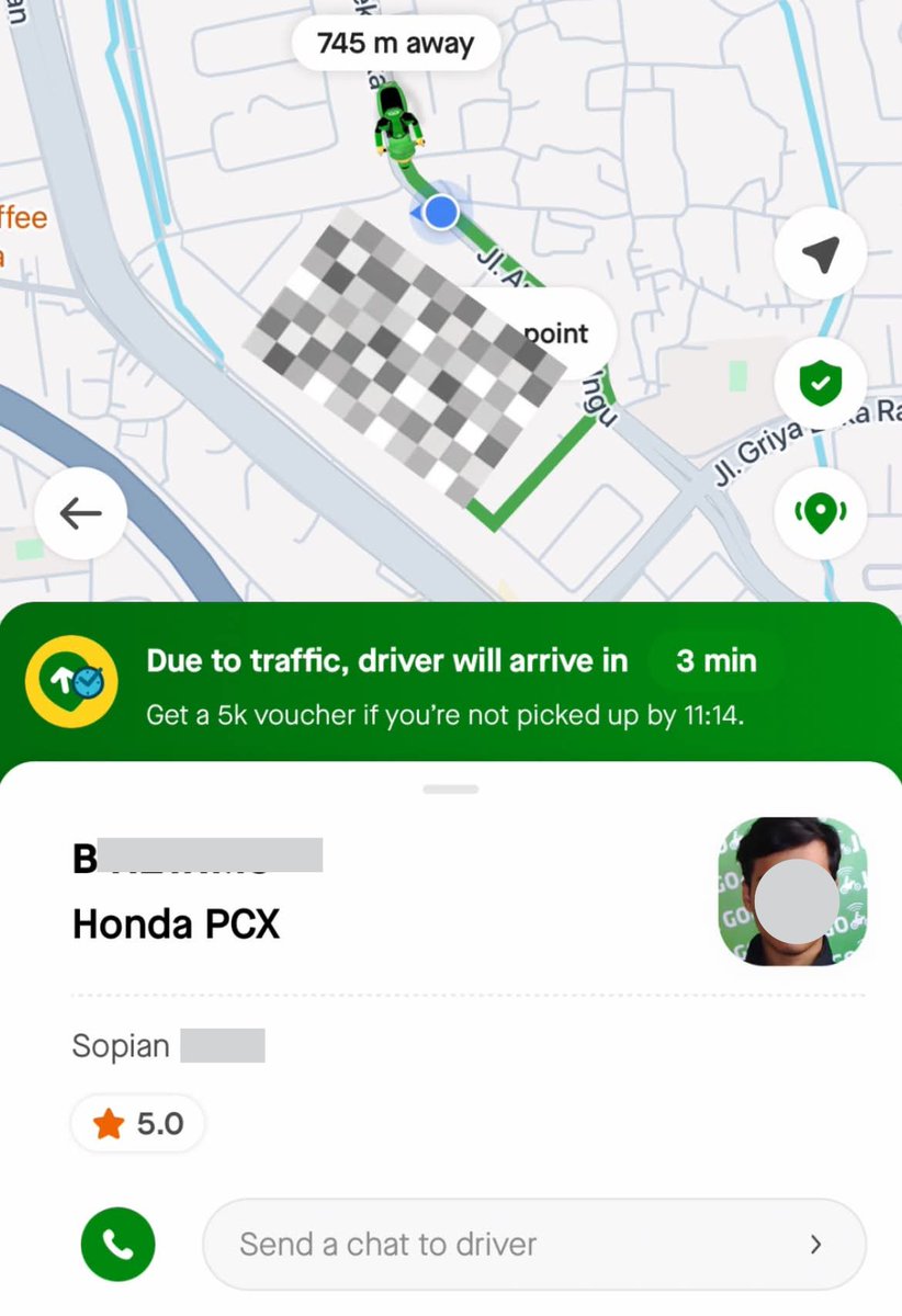 txtharihariWNI's tweet photo. Udah pesen Gojek, tapi drivernya nggak gerak-gerak selama 15 menit. 
Karena kebetulan lagi nggak buru-buru, gue samperin aja naik motor. 

Eh bener aja, si Sopian malah lagi asik nongkrong 😂
Kapan lagi kita yang mesenin Gojek, tapi malah kita sendiri yang jemput drivernya 😄 https://t.co/5OZdUuSJoj
