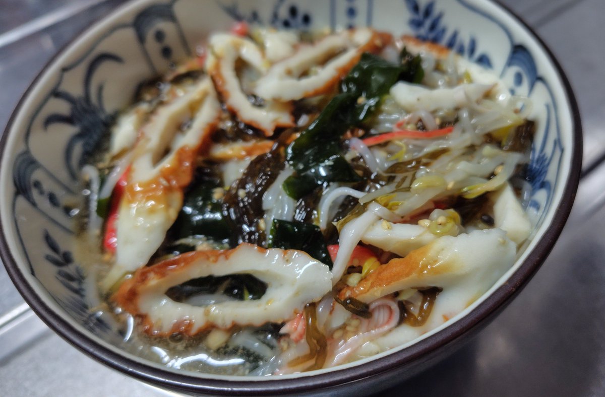tadayu_oton's tweet photo. はぃこんばんは😺
お疲れ様です🙇
ごはん記録483🖊
🍚酢のもの
🍚豚ロース焼く
🍚ピーマン&amp;ぎょにそ炒め
🐟紅塩鮭焼く

鮭をdancyu表紙真似て撮ってみる

貧素w

地震すぐ気が付かず
37℃の暑さで体の感知が鈍ってる
広島でも震度3

避難袋確認しよ

今日もお疲れ様でした🍀
#おうちごはん　#晩ごはん https://t.co/DrGMyLEgzR