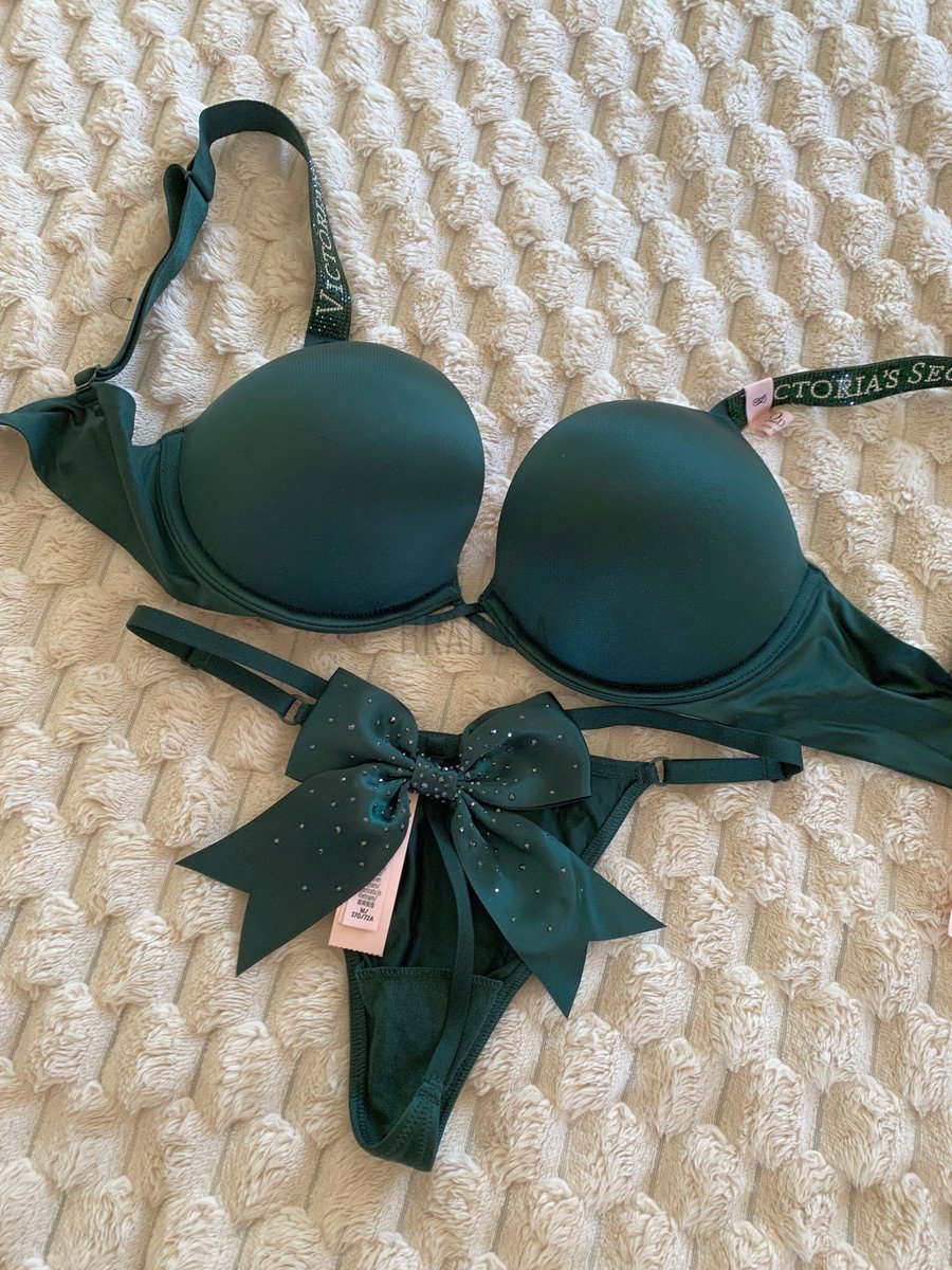 BraculaVS's tweet photo. Next, we have this green @VictoriasSecret Shine Strap Bombshell bra paired with a cheeky G-string with a bow. I love the dark green colour and the beautiful shine strap detail.
Nude and green now done, do you know which set comes next?
#bombshellbra #victoriassecret https://t.co/wUT7BlLVc0