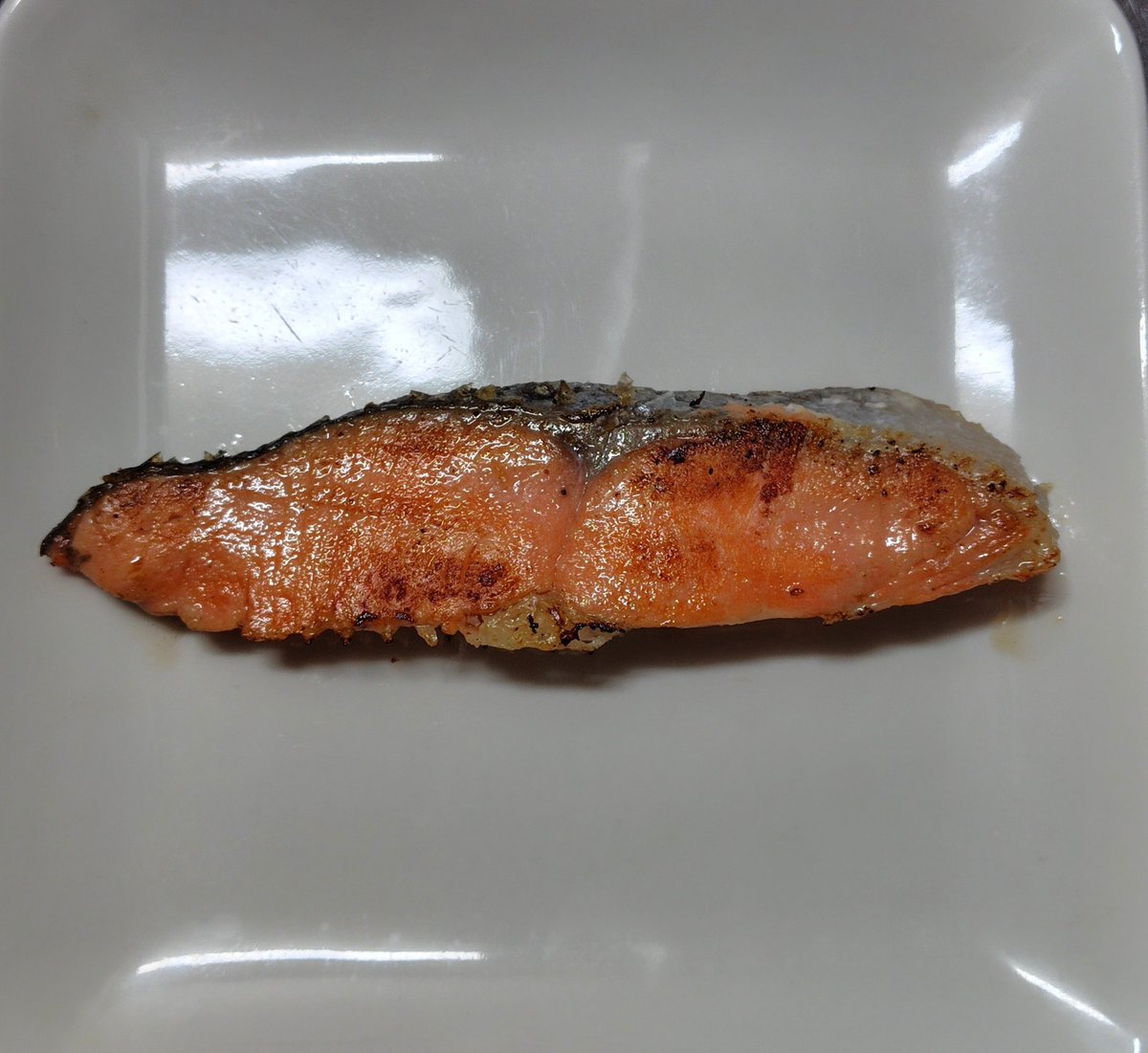 tadayu_oton's tweet photo. はぃこんばんは😺
お疲れ様です🙇
ごはん記録483🖊
🍚酢のもの
🍚豚ロース焼く
🍚ピーマン&amp;ぎょにそ炒め
🐟紅塩鮭焼く

鮭をdancyu表紙真似て撮ってみる

貧素w

地震すぐ気が付かず
37℃の暑さで体の感知が鈍ってる
広島でも震度3

避難袋確認しよ

今日もお疲れ様でした🍀
#おうちごはん　#晩ごはん https://t.co/DrGMyLEgzR