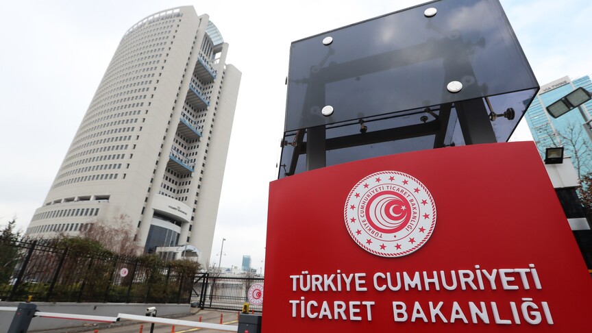 aa_finans's tweet photo. 📌Ticaret Bakanlığından yılın ilk yarısında emlak sektöründeki aykırılıklara 28,3 milyon liralık ceza

🔎Doğrulanmış ilan düzenlemesi kapsamında sosyal medyada yayımlanan ilanları takibe alan Bakanlık, bu dönemde uygulamaya aykırı davranan 232 işletmeye ceza uyguladı

🚫Denetimlerde en çok karşılaşılan usulsüzlük, yetki belgesi olmadan aracılık faaliyeti yürütmek olurken, belgesiz çalıştığı tespit edilen 136 işletmeye 22 milyon 550 bin lira ceza kesildi

📱Kurallara aykırı ilanlara izin veren Meta Platforms'a da yaptırım uygulandı
https://t.co/JCS8d2cRj5