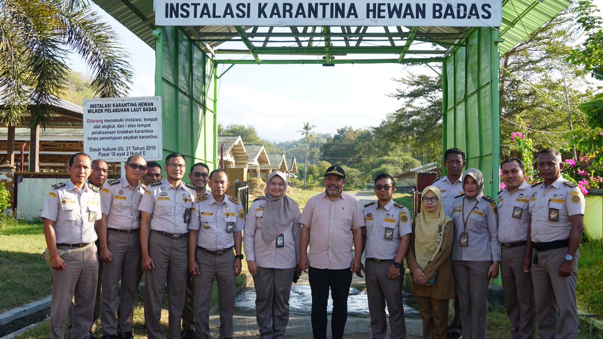 BarantinRI's tweet photo. Komisi IV DPR RI meninjau pelayanan Badan Karantina Indonesia (Barantin) melalui Balai Besar Karantina Hewan, Ikan, dan Tumbuhan Nusa Tenggara Barat (Karantina NTB) di Satuan Pelayanan (Satpel) Pelabuhan Badas, Senin (27/7). https://t.co/nHTJJWxmvy