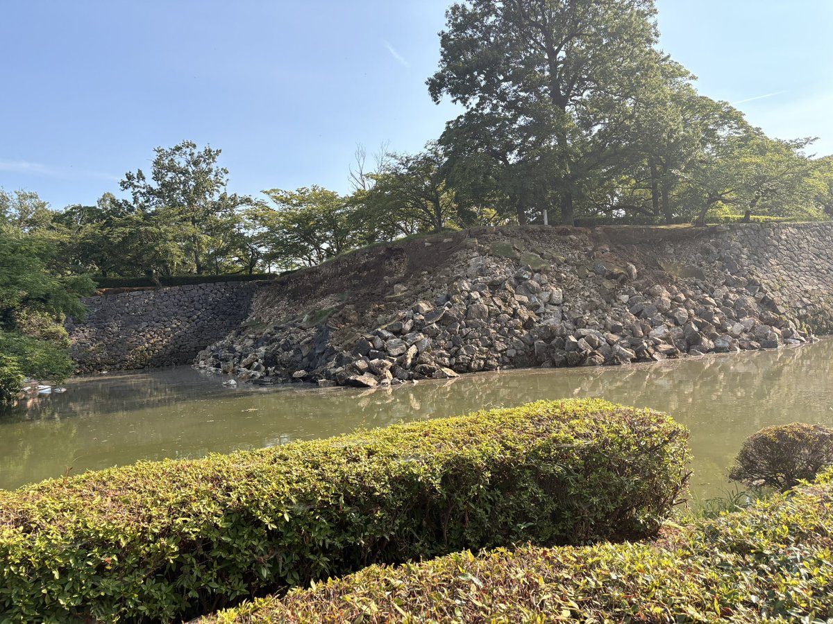 Pain09purring's tweet photo. 地震で崩れたとこ友達や家族から
八代の八代城跡と松浜軒が崩れたとの事
 #地震 https://t.co/TY4ED7cNzY