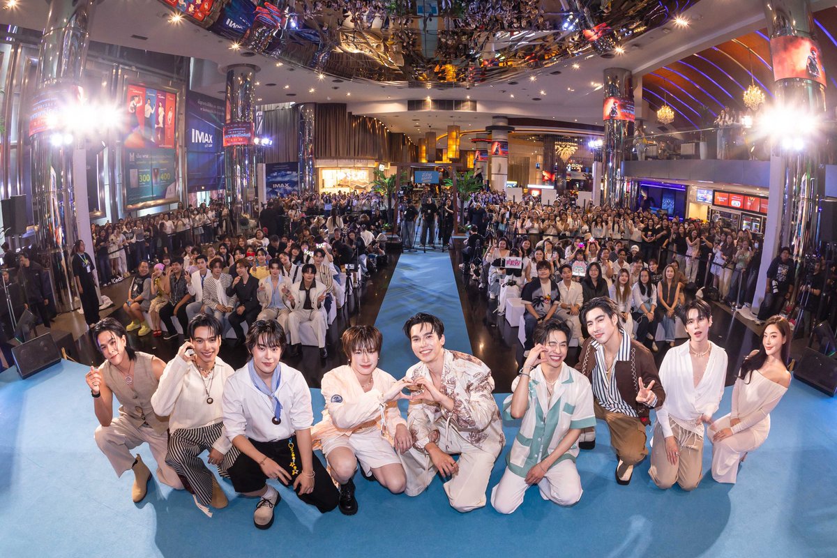 RainbowNewsent's tweet photo. ‘แม้ก - ณฐ’ พาเดินทางตามหาความรักที่แท้จริง ในซีรีส์ ‘ที่สามของเธอ Your Third Series’ เปิดตัว EP 1 แจกความสุขให้แฟนคลับ ได้ปักลิสต์ซีรีส์โปรดเรื่องใหม่

#mmaxmax #natasitt #MaxNat
#ที่สามของเธอSeries
#YourThirdSeries
#MandeeWork

เสิร์ฟความสนุกครั้งใหม่ด้วยผลงานจากค่าย “ดูมันดิ” ที่พร้อมจะเติมสีสันให้กับวงการซีรีส์Boy Love ผ่าน “ที่สามของเธอ Your third Series” โดยเป็นผลงานภายใต้การผลิตของ‘บริษัท มันดีเวิร์ค จำกัด’ ที่บอสใหญ่ ‘อ๊อฟชั่นกิตติพัฒน์ จำปา’ ส่งซีรีส์โรแมนติกคอมเมดี้มาให้ทำให้หัวใจแฟนคลับได้เต้นแรง ไปกับการแสดงของ “แม้ก กรธัสส์ รุจีรัตนาวรพันธ์ - ณฐ ณฐสิชณ์ เอื้อเอกสิชฌ์” และยังได้ชมความสวยงามของทะเลใต้ที่เป็นสถานที่ถ่ายทำของเรื่อง โดยได้มีการเปิดตัวซีรีส์ในงาน “ที่สามของเธอ PRESS CONFERENCE” ณ Infinicity Hall 5, SIAM PARAGON เมื่อวันที่ 26 กรกฎาคม2569 ซึ่งได้ “ป๊อปปี้ รัชพงษ์ อโนมกิติ” เป็นพิธีกรในงาน และทีมนักแสดงยังได้พูดคุยถึงความสนุกสนานของเรื่องนี้ที่จะชวนปล่อยใจไปกับซีรีส์รอมคอม และชวนค้นหาความรู้สึกที่แท้จริงในใจของตัวเองให้เจอ

นอกจากนักแสดงนำอย่าง “แม้ก - ณฐ”จะเดินพรมโปรยเสน่ห์และความเท่แล้ว ยังมีทีมนักแสดงในเรื่องทั้ง มาร์ค สรณ์ธรรศ บัวงาม, ฟิวส์ วัรชพล ก้อนทรัพย์, เจ็ม กันตพัฒน์ เตวิชพัฒนพงศ์, โอม ธนกฤต เจียมจรรยา, ปีเตอร์แพน ทัศน์พล วิวิธวรรธน์, ฟลุ้ค ณธัช ศิริพงษ์ธรมาร่วมเดินพรมเปิดตัวซีรีส์ เสริมด้วยนักแสดงจากค่ายดูมันดิ อย่าง ติวเตอร์ กรภัทร์ ลำน้อย, ยิม ปริญญากรณ์ ขันสวะ, เจเจ รัชพล พรพินิต, นอร์ท ชัชพล ประณตพงศ์, อ๊อตโต้ สรนันท์ สุขสวัสดิ์, ปัง พิรุฬห์วัตน์ พรมรัตน์, ฟีฟ่า ธนัช โอสายไทย, พอร์ชศิฑา กาญจนอลงกรณ, ต้น ศรัณญ์ อนันตะเศรษฐกูล และแก๊งมาสคอตสุดน่ารัก ทั้ง ทีมิลล์, มิสเตอร์โทกี้, จุ๊กกรู้ และ ฮาร์ทดี้ มาร่วมสร้างสีสันในงานนี้ด้วย

ต่อเนื่องความสุขด้วยการชม “ที่สามของเธอYour Third Series EP.1 : NOW YOUR SEA THIRD SCREENING” ไปพร้อมกันทั้งทีมนักแสดงนำ และแฟนคลับในบรรยากาศของโรงภาพยนตร์ ณ SIAM PAVALAI ROYAL GRAND THEATRE, SIAM PARAGON เปิดเวทีด้วย Ost. ซีรีส์ “ที่สามของเธอ Your third Series” ในเพลง “ที่สามของเธอ” ผ่านเสียงร้องของ “ส้ม มารี” ที่มีเสน่ห์เฉพาะตัว บอกเล่าความรักที่ชัดเจนว่าจะเป็นที่ปลอดภัยและไม่ได้มาเพื่อต้องการแทนที่ใคร แต่จะเป็นที่สามของเธอ โดยมาร้องให้ฟังกันก่อนจะได้ชม EP1 เต็ม ๆ ซึ่งแค่เริ่มต้นก็เต็มไปด้วยเรื่องราวที่ต้องหาเบาะแสเพื่อทำตามภารกิจที่เจ้านายได้ฝากไว้ แต่งานนี้ไม่ง่าย เพราะอุปสรรคมาเพียบ ทำให้ตลอดทั้งการชม EP1 เต็มไปด้วยรอยยิ้มและเสียงหัวเราะจากแฟน ๆ ที่ได้มาเติมความสุขจากซีรีส์เรื่องนี้ และปิดท้ายหลังชมซีรีส์ด้วยเซอร์ไพรส์จากการร้องเพลง Original Soundtrack ของ “แม้ก - ณฐ” ที่ทักทายแฟน ๆ อย่างใกล้ชิด ฟูลฟีลหัวใจได้อย่างที่สุด

โดย “แม้ก - ณฐ” เผยถึงซีรีส์เรื่องนี้ว่า “เป็นซีรีส์ที่พวกเราทุก ๆ ฝ่าย ทุ่มเทกันมาก และเป็นการถ่ายทำที่สนุกมาก ๆ ด้วยความเป็นซีรีส์โรแมนติกคอมเมดี้ เรื่องนี้เราไปถ่ายทำที่ทะเลใต้ อยากให้ได้เห็นความสวยงามของทะเลไทย สถานที่ของที่สามที่ไปพักใจ แต่จะได้พักต่อไหม อยู่นานแค่ไหน อยากให้ติดตามกันไปจนจบ และพวกเราปลื้มใจมาก ๆ ที่ในวันนี้ได้มาชม EP 1 พร้อมกับทุกคน ได้ยินเสียงหัวเราะและรอยยิ้มขณะนั่งชมเป็นพลังใจที่ดีให้กับพวกเราทีมนักแสดงมาก ๆ เลยครับ”