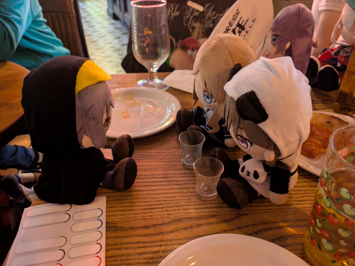bandorimeetsuk's tweet photo. BanG Dream Meets UK has just turned 1 year old!, and we've already got over 150 total members!  We had our 3rd major convention meet at #hyperjapan over two days, with both a pub meal out, and a convention meet with us celebrating our favourite bands!  🧵(1/3) https://t.co/JolIJnMsij