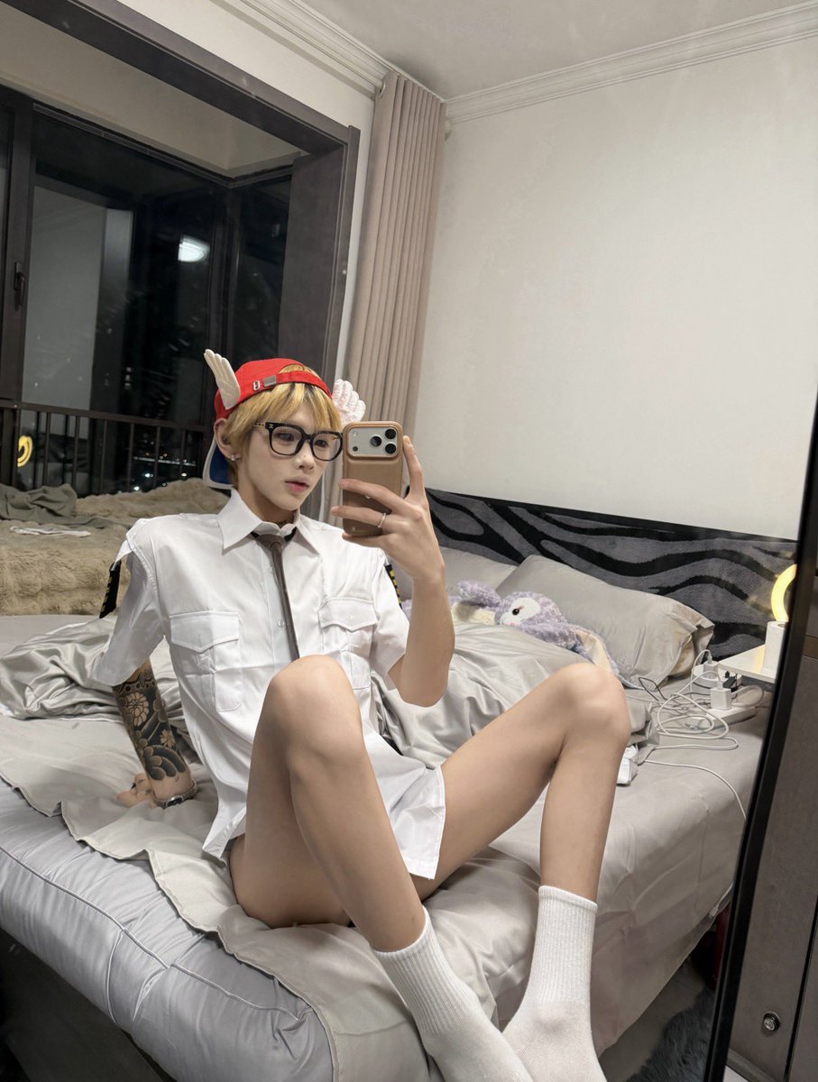 cangcang05's tweet photo. 看着就是个软萌小0，结果手臂一露出来全是纹身，那种斯文败类的反差感瞬间拉满。乖乖举着手机自拍，对着摄像头展示自己被哥哥骑在胯下的样子。
有喜欢的欢迎🧧入会➕🐧2129800696预定送弟弟亲测视频。 https://t.co/eBtvrixzCW