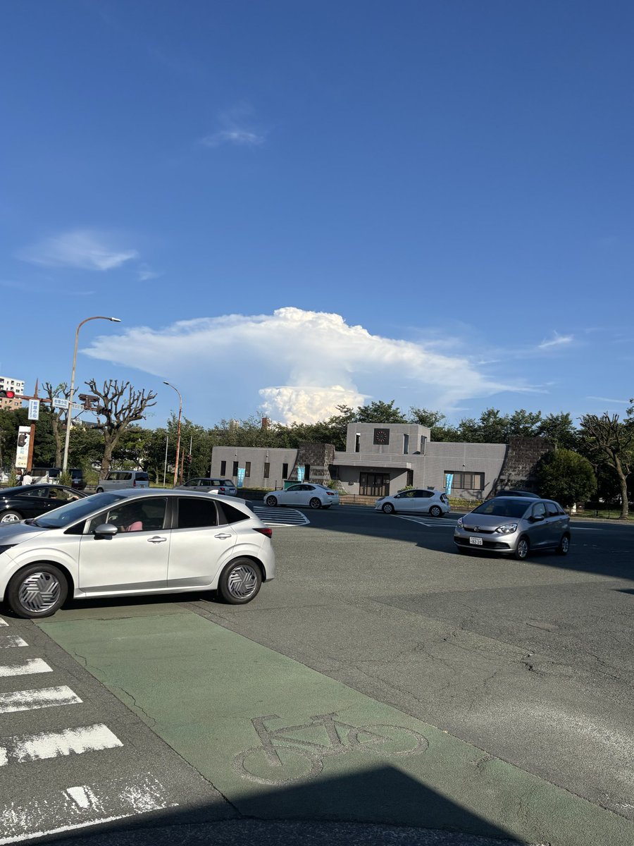 kyuuri_misozuke's tweet photo. 大地震の時の雲まじで変

地震こわい https://t.co/iPkpJIGw5P