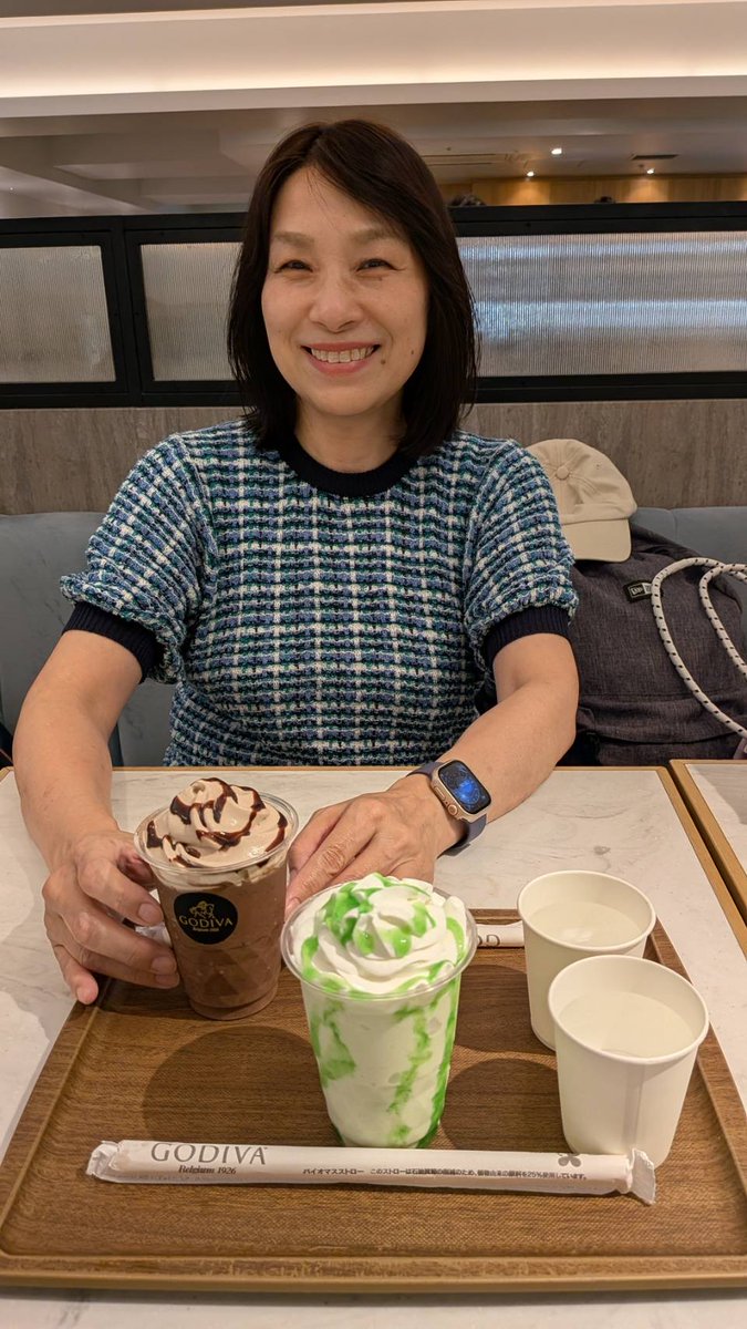 yuulink13's tweet photo. 「家族を優先すること」と、
「自分を後回しにすること」
は違うんですよ。

家族を大切にする。
子どものことを考える。
親のことを気にかける。
夫や周りの人を支える。

それは、
とても尊いことだと思います。

私もずっと、
家族のために働き、
家族の予定を優先し、
自分にできることを考えてきました。

でも、気づいたら
自分の気持ちを、
聞かなくなっていたんです。

ずっとそうやってきたから、
忘れちゃっていたんです。

だからといって、
「私、不幸だった」
なんて思ったりもしませんでした。

家族の予定を大切にしながら、
自分の楽しみも予定に入れていい。

親を支えながら、
自分の未来を考えてもいい。

誰かのためにお金を使いながら、
自分のためのお金も残していい。

「家族がいるから仕方ない」

そう言い続けて、
自分の気持ちを後回しにしていると、
誰かのせいにしてしまう
クセがついてしまう。

「自分の人生は自分が主役」

自分で選んでいることを自覚すると、
地に脚が着いていることを
実感するようになります。

だから、50代に入ったら
"徐々に"自分ファーストに
シフトしていくといいんです。

〇〇さんの奥さん
〇〇ちゃんのお母さん
は"徐々に"卒業しましょう。

せっかくだから、人生の後半くらいは
「わたしは」
を主語にした人生を
過ごしていきましょう！