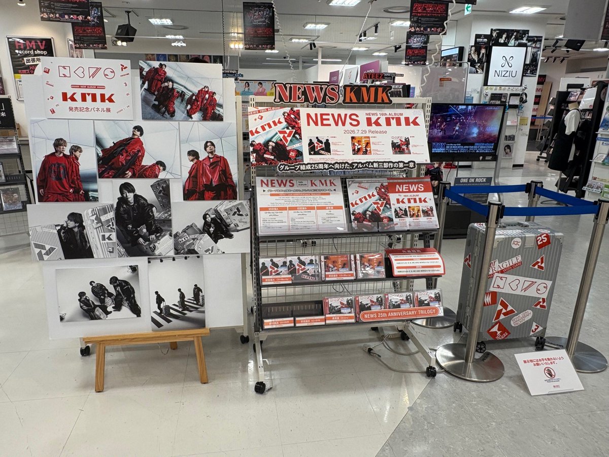 HMV_Sapporo's tweet photo. 【NEWS】

NEW ALBUM『KMK』本日入荷💜💛💚

結成25周年に向けた新三部作の第一章となる本作❤️‍🔥

当店では、
▼パネル展📸
▼WE ARE NEWS BOARD💌
▼#NEWSと旅する「スーツケース」 
を設置中‼️

週末のライブに向けていち早く予習しちゃいましょう🎶

#NEWS_KMK https://t.co/shpyAHZdn5