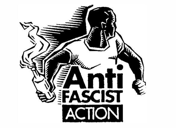 outsidersesp's tweet photo. El 28 de julio de 1985 se fundaba en Londres la organización unitaria Anti-Fascist Action.

Creada a partir de distintas organizaciones y plataformas antifascistas y antiracistas, nació como reacción y autodefensa ante el auge de las organizaciones neonazis y fascistas del National Front y el British National Party que, bajo protección del gobierno de Margaret Thatcher campaban a sus anchas por todo el Reino Unido.

La AFA sigió la estrategia de la confrontación física y la acción directa contra el fascismo en las calles y barrios, especialmente los de clase trabajadora y, gracias a su labor la actividad de grupos neonazis y fascistas se vio reducida en pocos meses.

Una de las movilizaciones mas notables que se recuerdan de los más de 15 años en que Anti-Fascist Action estuvo activa fue la ‘Batalla de Waterloo’, el 11 de septiembre de 1992, cuando se organizó una caceria de nazis que iban al concierto del grupo Blood and Honour y que acabó con violentos enfrentamientos también con la policía que los defendía.