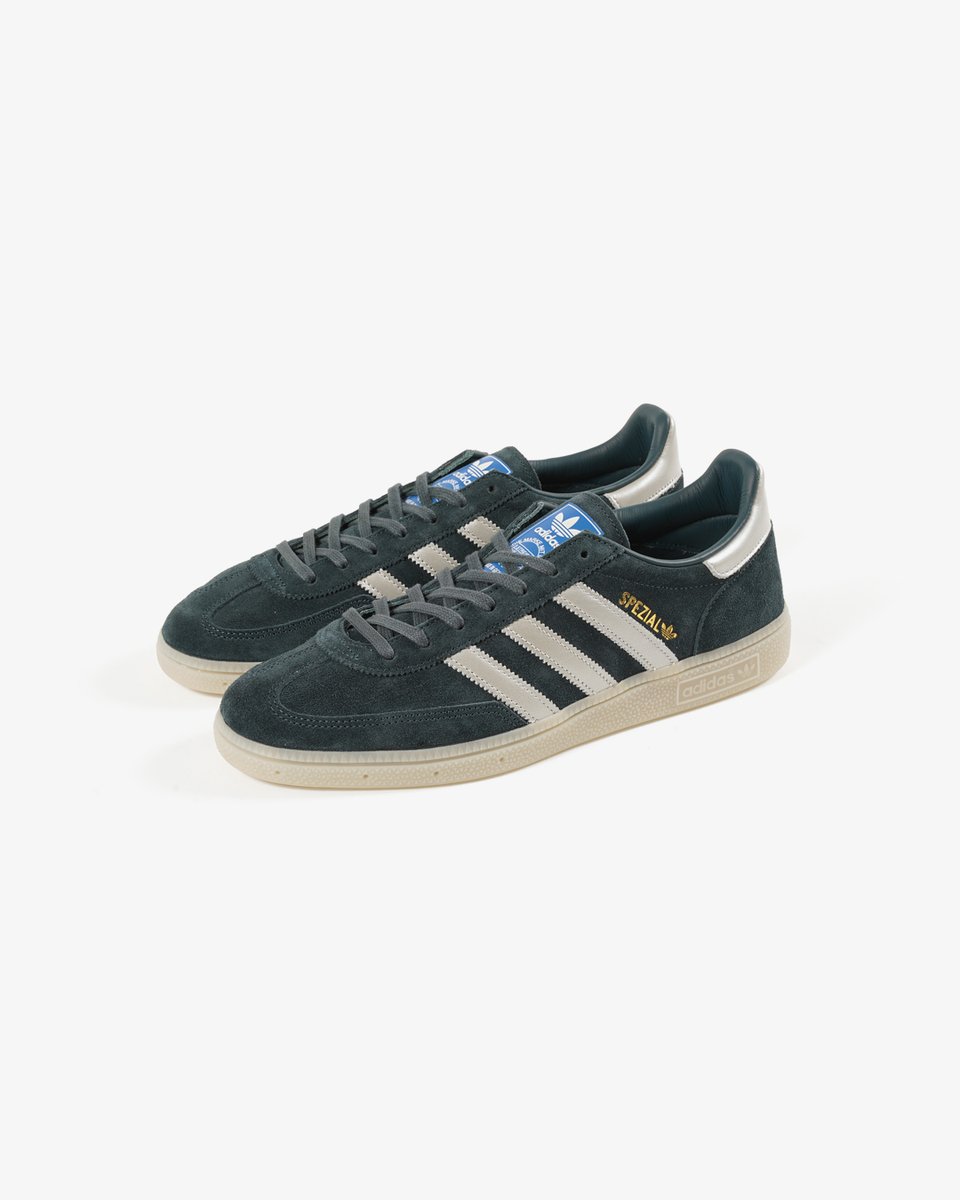 KicksLab_jp's tweet photo. 【 New Arrivals l 新入荷 】adidas l “HANDBALL SPEZIAL MADE IN GERMANY” Arctic Night/Silver Metallic/Mist Stone l Available on the August 1st in Store and Online Store. #KICKSLAB #キックスラボ
商品ページはこちら▼
https://t.co/ZgtWQDoQGi https://t.co/R18HFWDOtp