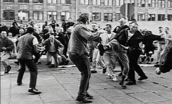 outsidersesp's tweet photo. El 28 de julio de 1985 se fundaba en Londres la organización unitaria Anti-Fascist Action.

Creada a partir de distintas organizaciones y plataformas antifascistas y antiracistas, nació como reacción y autodefensa ante el auge de las organizaciones neonazis y fascistas del National Front y el British National Party que, bajo protección del gobierno de Margaret Thatcher campaban a sus anchas por todo el Reino Unido.

La AFA sigió la estrategia de la confrontación física y la acción directa contra el fascismo en las calles y barrios, especialmente los de clase trabajadora y, gracias a su labor la actividad de grupos neonazis y fascistas se vio reducida en pocos meses.

Una de las movilizaciones mas notables que se recuerdan de los más de 15 años en que Anti-Fascist Action estuvo activa fue la ‘Batalla de Waterloo’, el 11 de septiembre de 1992, cuando se organizó una caceria de nazis que iban al concierto del grupo Blood and Honour y que acabó con violentos enfrentamientos también con la policía que los defendía.