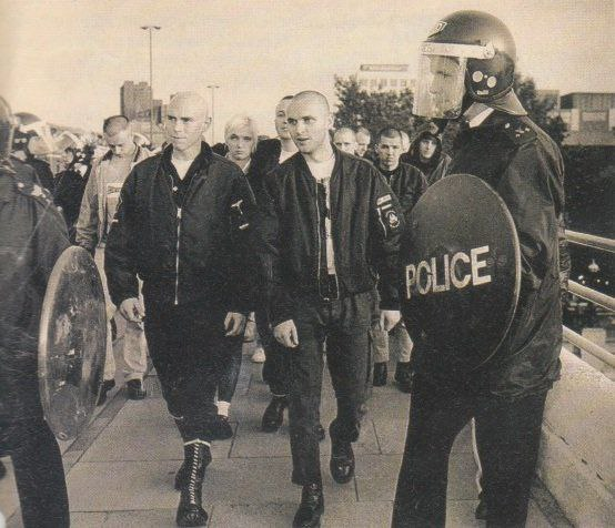 outsidersesp's tweet photo. El 28 de julio de 1985 se fundaba en Londres la organización unitaria Anti-Fascist Action.

Creada a partir de distintas organizaciones y plataformas antifascistas y antiracistas, nació como reacción y autodefensa ante el auge de las organizaciones neonazis y fascistas del National Front y el British National Party que, bajo protección del gobierno de Margaret Thatcher campaban a sus anchas por todo el Reino Unido.

La AFA sigió la estrategia de la confrontación física y la acción directa contra el fascismo en las calles y barrios, especialmente los de clase trabajadora y, gracias a su labor la actividad de grupos neonazis y fascistas se vio reducida en pocos meses.

Una de las movilizaciones mas notables que se recuerdan de los más de 15 años en que Anti-Fascist Action estuvo activa fue la ‘Batalla de Waterloo’, el 11 de septiembre de 1992, cuando se organizó una caceria de nazis que iban al concierto del grupo Blood and Honour y que acabó con violentos enfrentamientos también con la policía que los defendía.