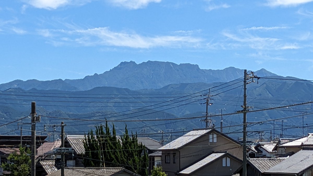 a12035675's tweet photo. フェーン現象で西条は暑いんですが、フェーン現象の日は石鎚山を越えてくる空気が乾いているので、石鎚山がはっきりくっきり見えるらしい🧐 https://t.co/4uH46Ndlhk