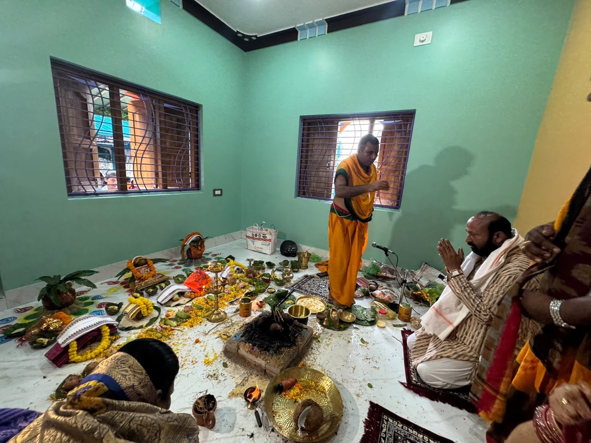 Bapu4Talcher's tweet photo. ତାଳଚେର ବ୍ଲକ ଅନ୍ତର୍ଗତ କଳମଛୁଇଁ ଗ୍ରାମର ଶ୍ରୀଯୁକ୍ତ ଶରତ ଚନ୍ଦ୍ର ସାହୁଙ୍କ ଗୋବରା ଠାରେ ନୂତନ ଗୃହ ପ୍ରବେଶ ଉତ୍ସବରେ ଯୋଗଦେଲି । https://t.co/IqOg4FeXSv