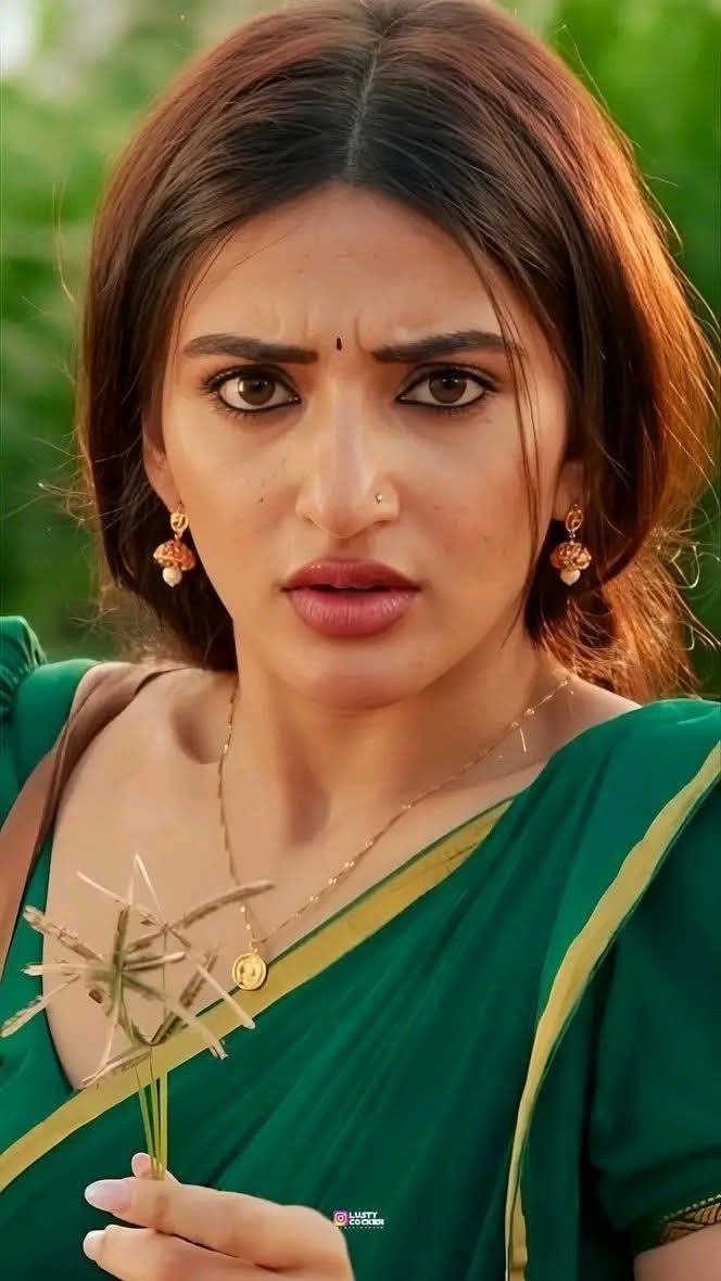 suhashinisweety's tweet photo. @curious_bi21 Neeyum enna maari pottachi nu enta marachitingala ungala vandhu vachikiren🫦😋
modhella andha moradana oru vazhi pannuga momma😡 https://t.co/6SFA7bDzPG