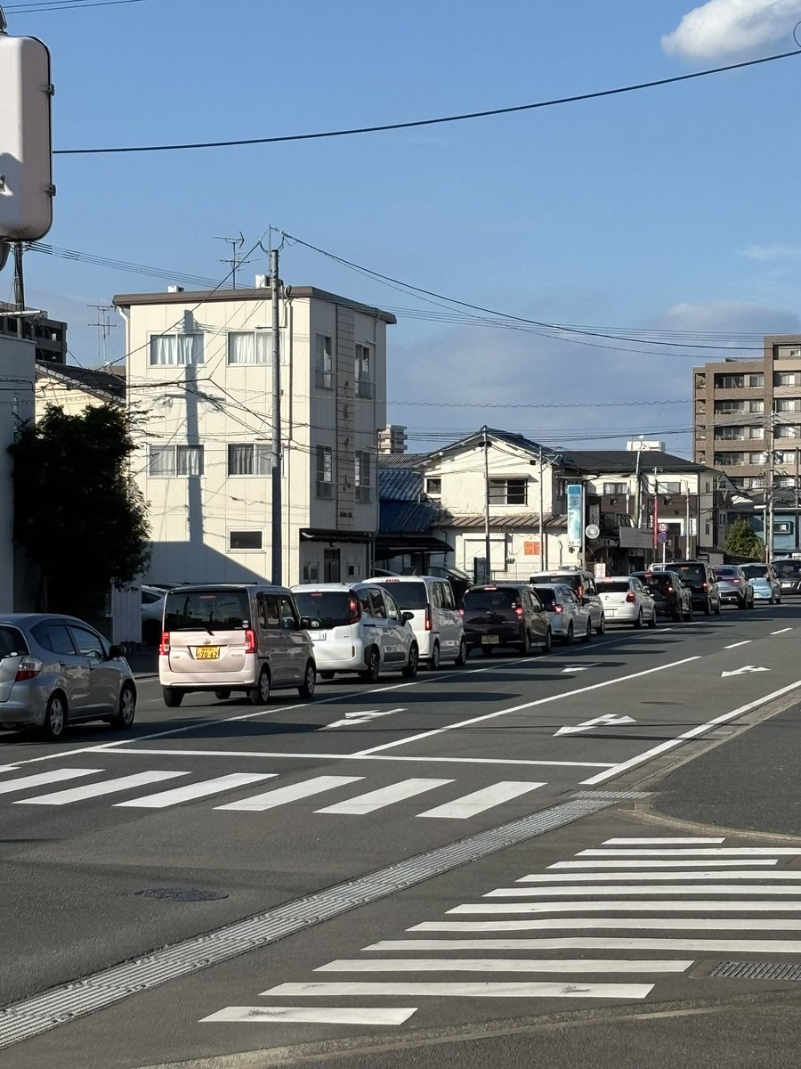 battlehayashida's tweet photo. 無事です　

バイクで走ってたら🛵
ハンドル取られて転けそうになりました

即帰宅したら停電...
今は復旧しています

うちの前の道路がこんな時間なのに渋滞してる

まだ揺れが続いています

熊本の皆さん　気をつけましょう https://t.co/BWifnt3Jwy