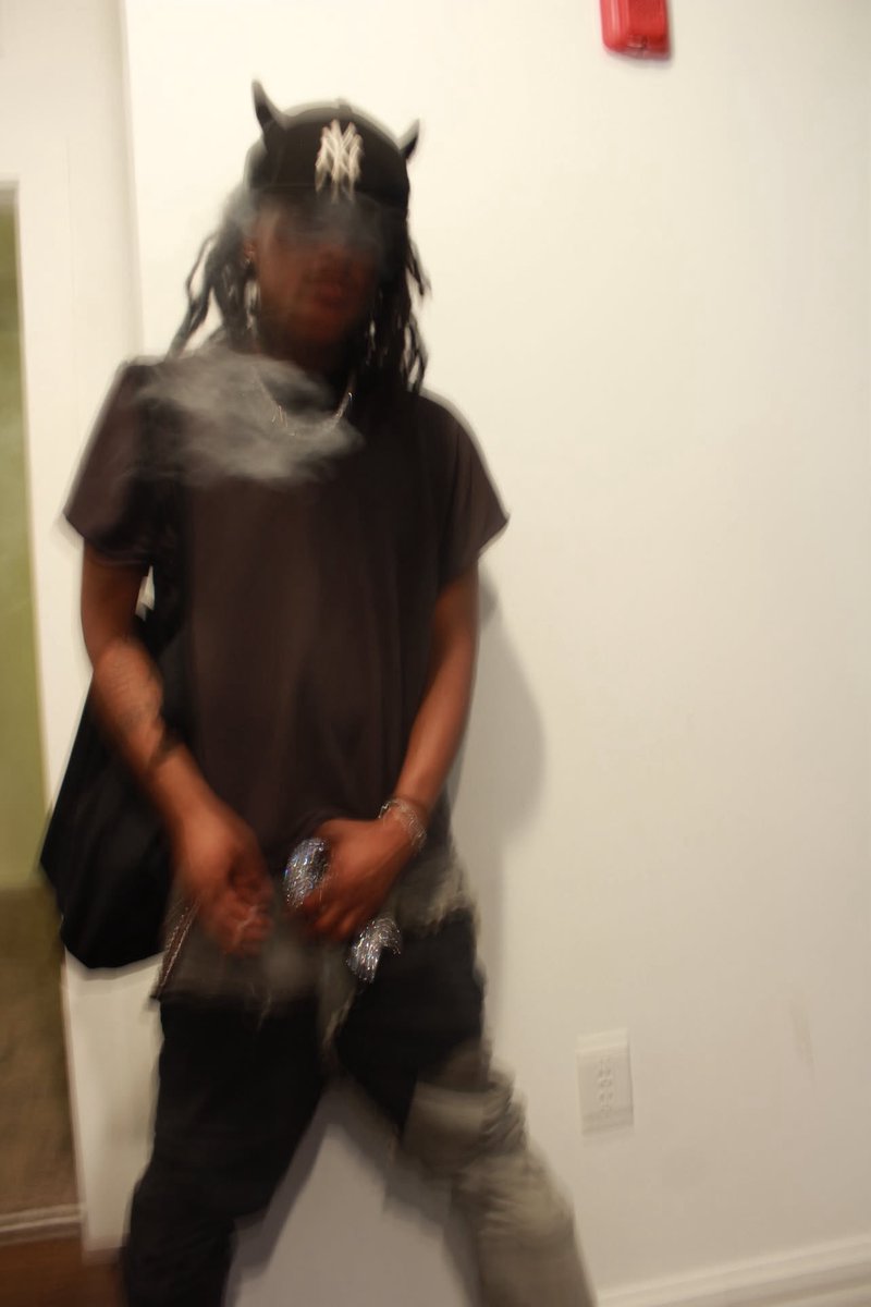 SavvyThaOne's tweet photo. High af . https://t.co/PwEDdBvZ2B
