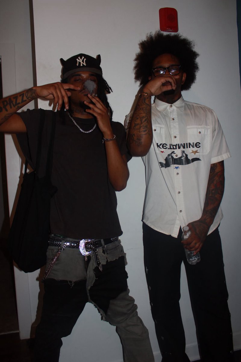 SavvyThaOne's tweet photo. High af . https://t.co/PwEDdBvZ2B