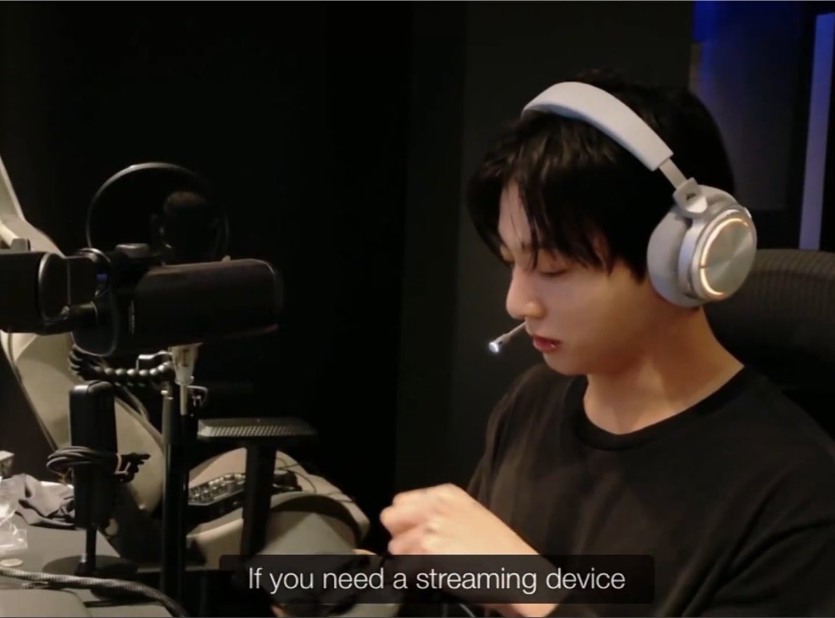 JUNG9795_'s tweet photo. sayang bgt sama my aegi promax ini :((( 
dia sesayang itu sama army, sweet bgt ini anak bingung gaksi kok bisa 😭💖

di hari liburnya dia buka live buat nunjukin setup barunya, pamer mic baru dan sgla macem. 
besoknya… LIVE LAGI 😭
main game 2 jam, ngajak army mabar, sampe cardio ketunda, mandi ketunda, makan jg ketunda grgr betah pgn main sama army :(((

pas pamit pun dia gak langsung matiin live, malah ninggalin playlist buat nemenin army, dan bilang…

🐰: “aku bakal kangen kalian” 🥹💜

jangan jahat2 sama dia yaa!! dia selucu, semanis dan sebaik ini, kalo masih ada yg jahat jg brrti kalian setan 😫
saying i love him isn’t enough, i wanna hug him so bad ☹️