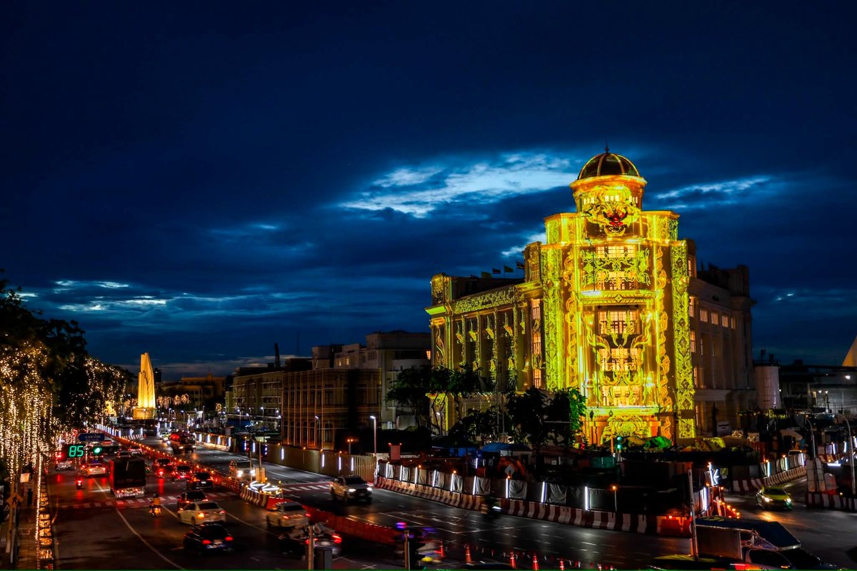 miscthailand's tweet photo. การแสดงแสงสีตระการตา Immersive Art ชุด “สืบสาน รักษา ต่อยอด สู่แสงแห่งอนาคต” เพื่อเฉลิมพระเกียรติพระบาทสมเด็จพระวชิรเกล้าเจ้าอยู่หัว เมื่อคืนที่ผ่านมาบนถนนราชดำเนินกลาง ณ อาคารสถิตไทยชโย งดงามอลังการมากครับ คืนนี้เป็นคืนสุดท้าย ขอบคุณ PLAN B ที่สร้างสรรค์การแสดงชุดนี้ครับ https://t.co/oyX3jaNRWK