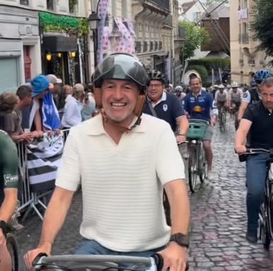 JCQDSE's tweet photo. Décidément, cette vidéo d'auto-promo m'effare. Elle est atterrante. Voici donc le Maire de Paris aux anges, triomphant comme un gosse auquel on a retiré pour la première fois les roulettes de son tricycle. 

Il sait que les spectateurs ne l'applaudissent pas lui, ils occupent joyeusement leurs heures d'attente en faisant la fête à tout ce qui passe, camions poubelle compris. Mais ça lui plaît, il rayonne, il jubile. 

Il faut imaginer ce qu'il y a derrière cette séquence, destinée au compte Facebook personnel de Grégoire : les élus convoqués, le paquet de flics qui l'escortent, plusieurs cameramen de la Ville de Paris, des communicants pour le montage... Pour arriver à cette scène ridicule et pathétique, assez inquiétante à vrai dire.