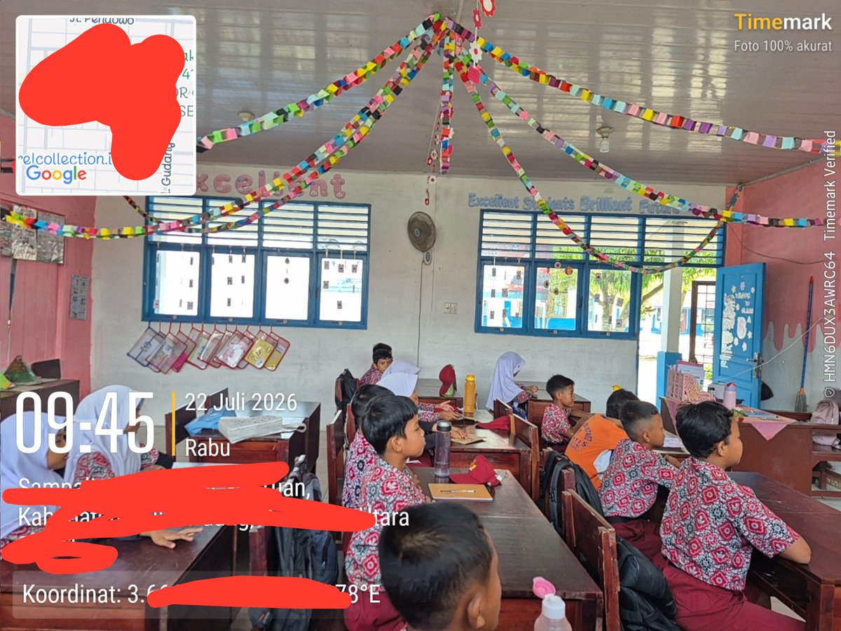 ndaa_lala's tweet photo. @keluhkesahkonoh Haii Guru SD Negeri disini!
Sebenarnya pengutipan uang kepada ortu siswa untuk keperluan sekolah itu dilarang
Dan ini kelas ku, walau bangunan jadul aku usahakan buat senyaman mungkin walau harus keluar uang pribadi. Mulai dari mengecat ruangan dan segala dekorasi yang ada https://t.co/nTaoI6NXuk