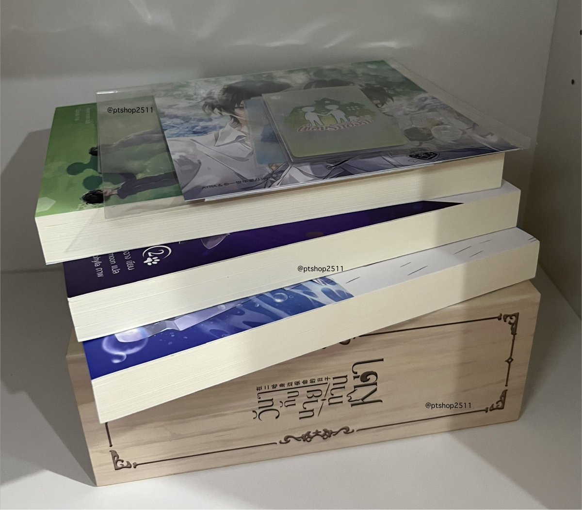ptshop2511's tweet photo. ส่งต่อ box+ นิยาย วันๆกับนายท่านหมา เล่ม 1-3 รอบปกติ + แสตนดี้จิ๋ว สภาพกริบมากๆ

💰1300฿ รวมส่งปณ (ถึง 21/8/69)

#นิยายวายมือสอง #นิยายวายแปลจีน #ตลาดนัดbl #ตลาดนัดyaoi #วันๆกับนายท่านหมา https://t.co/dIbFPOc916