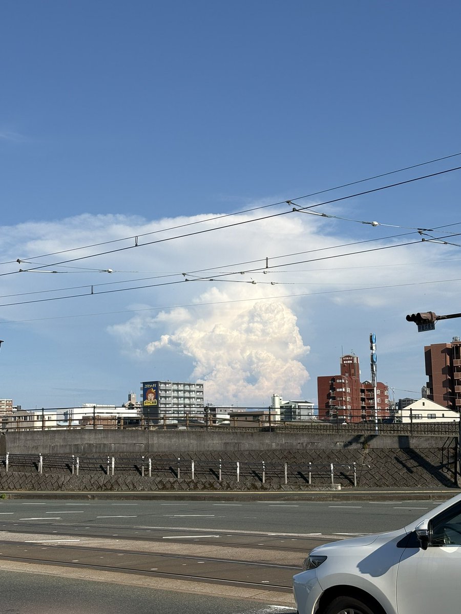 nasuits3743's tweet photo. すげ、噴火したみたいらな雲ある https://t.co/ks7cV1cyvC